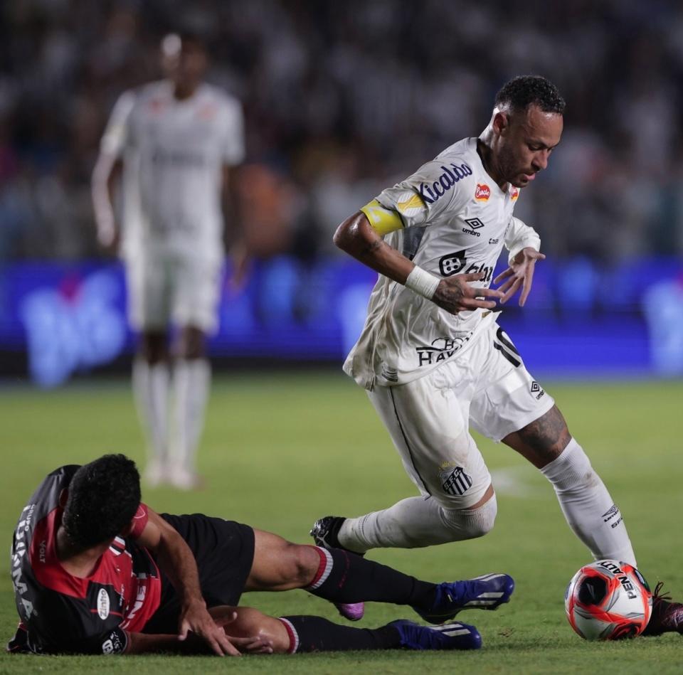 爆冷首场状态出色，西班牙队观众沸腾！，内马尔重返赛场观众掌声雷动的简单介绍-爱游戏官方网站